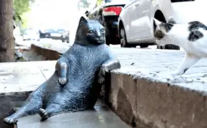 5 Cat Monuments Around the World You’ve Gotta See!