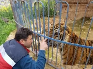 Heroic ‘Cat Man of Aleppo’ Takes Care of Dogs & Zoo Animals, Too