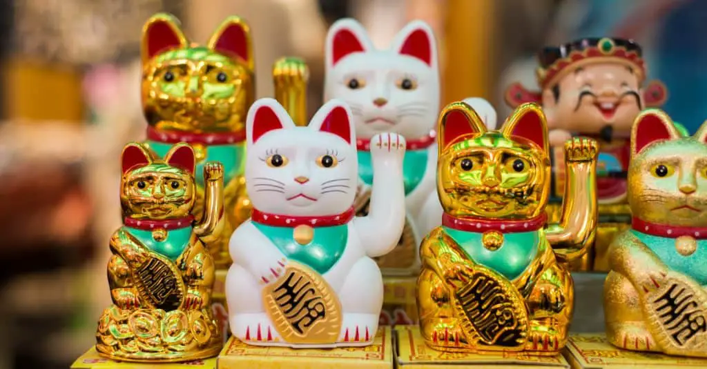 chinese waving cat statue