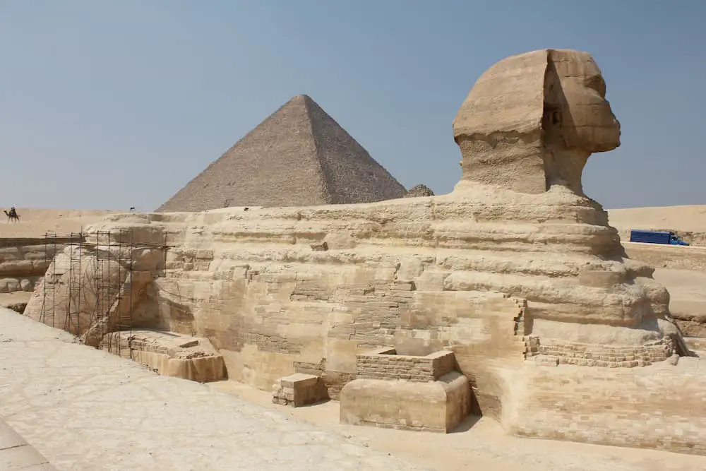shot-of-a-historic-sphinx-in-the-middle-of-a-typi-2023-01-19-19-19-45-utc